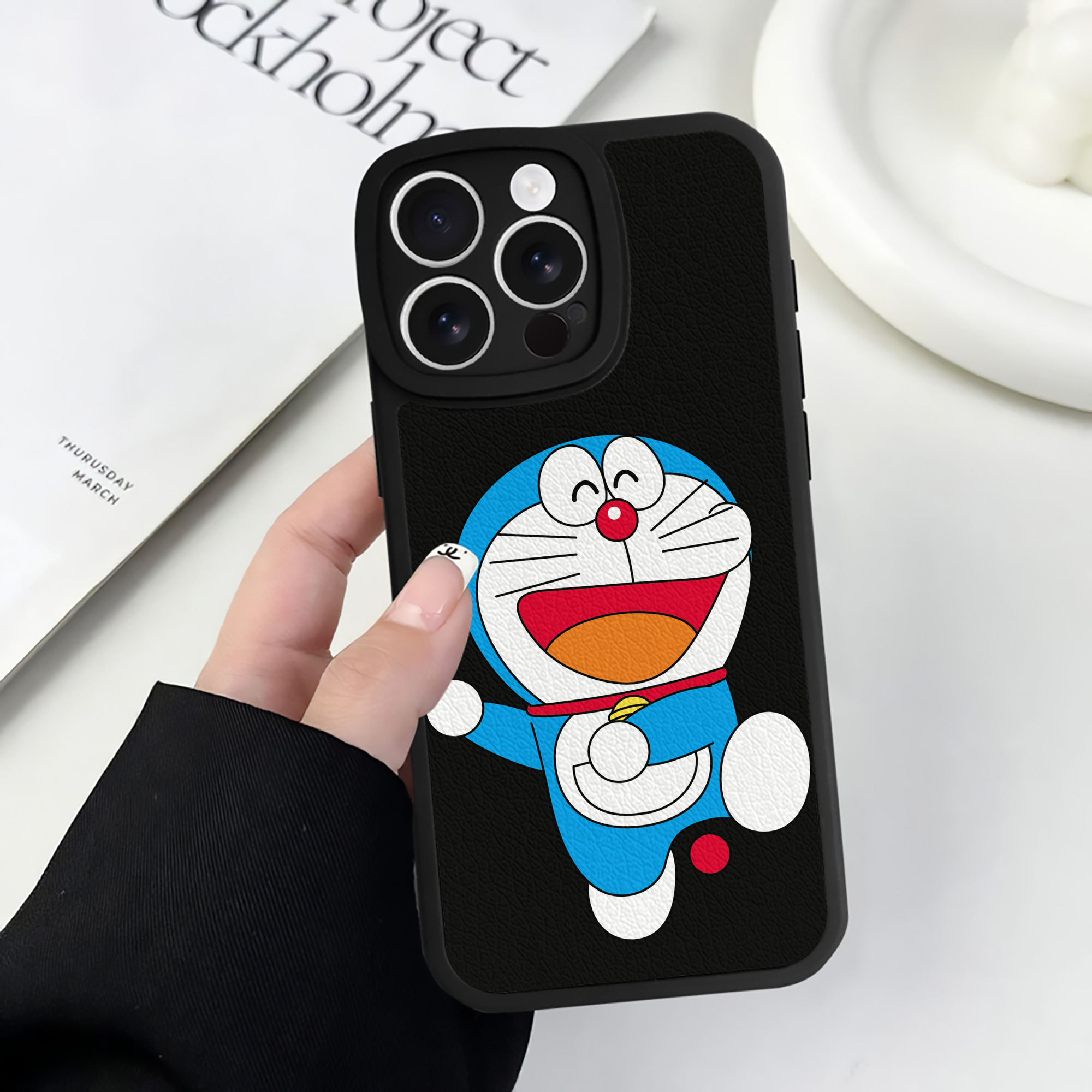 （画像用） ドラえもん Doraemon 【iPhone 16シリーズ対応】シリコンスマホケース（レザー調） 材質：シリコン
